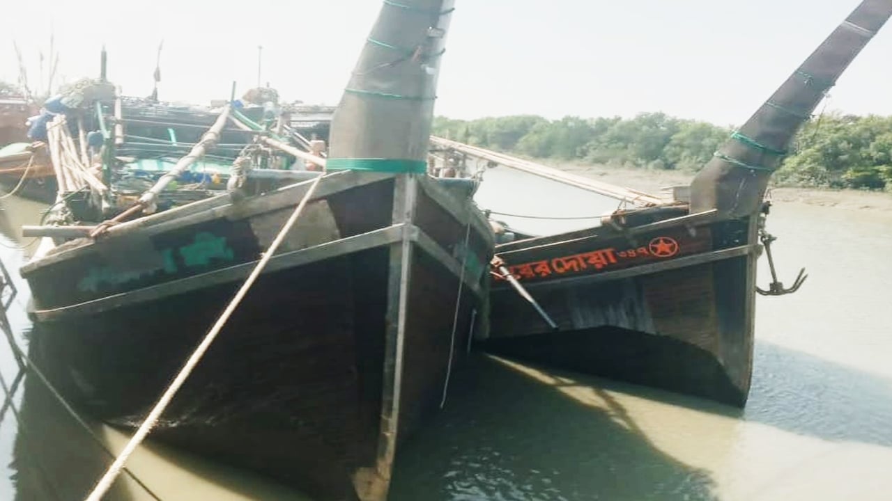 বাংলাদেশি ২৬ মাঝিসহ ফিশিং ট্রলার ধরে নিয়ে গেছে ভারতীয় কোস্টগার্ড