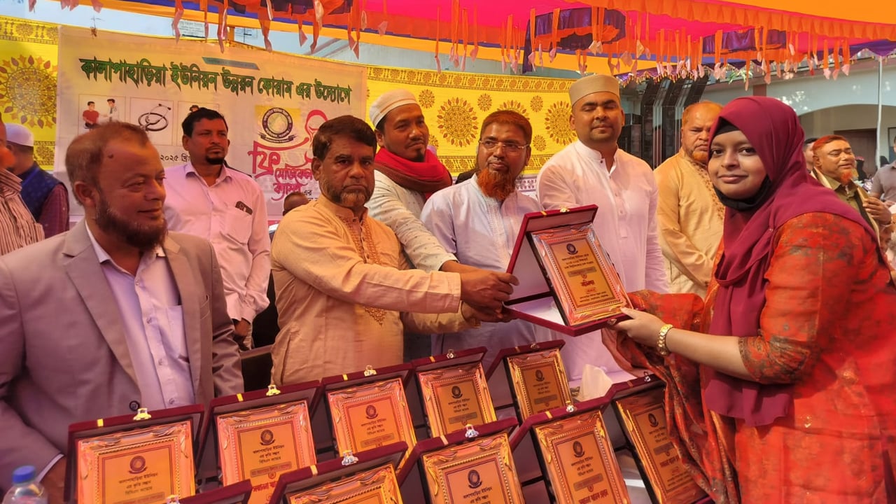 আড়াইহাজারে ১১ বিসিএস ক্যাডারকে সংবর্ধনা