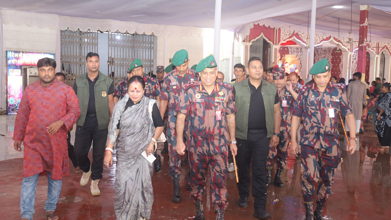 ঢাকেশ্বরী ও রমনা কালী মন্দির পরিদর্শনে বিজিবি মহাপরিচালক