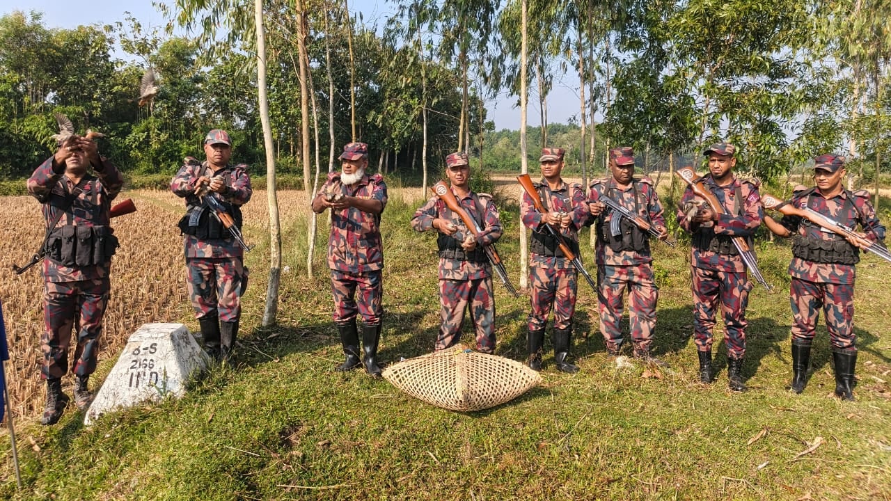 পরশুরামে বিজিবির ধাওয়া, খাঁচাবন্দী ৯০টি পাখি ফেলে পালালেন যুবক