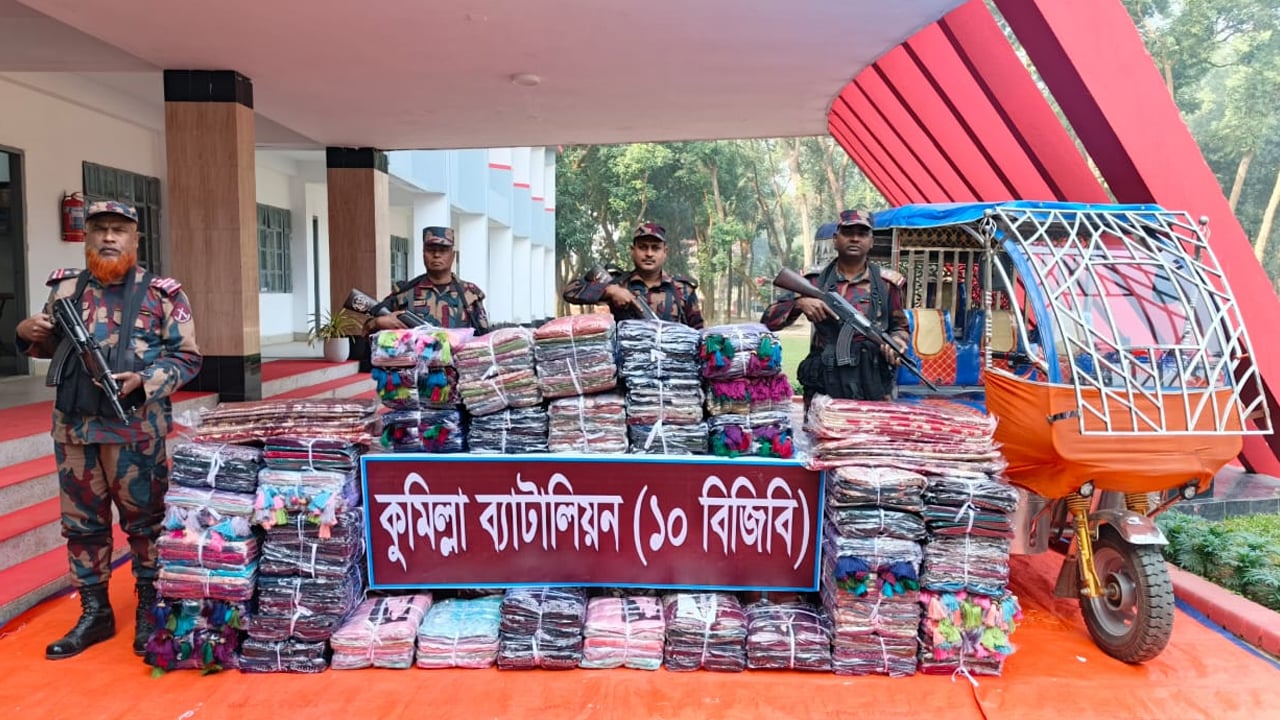 কুমিল্লায় অর্ধ কোটি টাকার অবৈধ ভারতীয় শাড়ী উদ্ধার