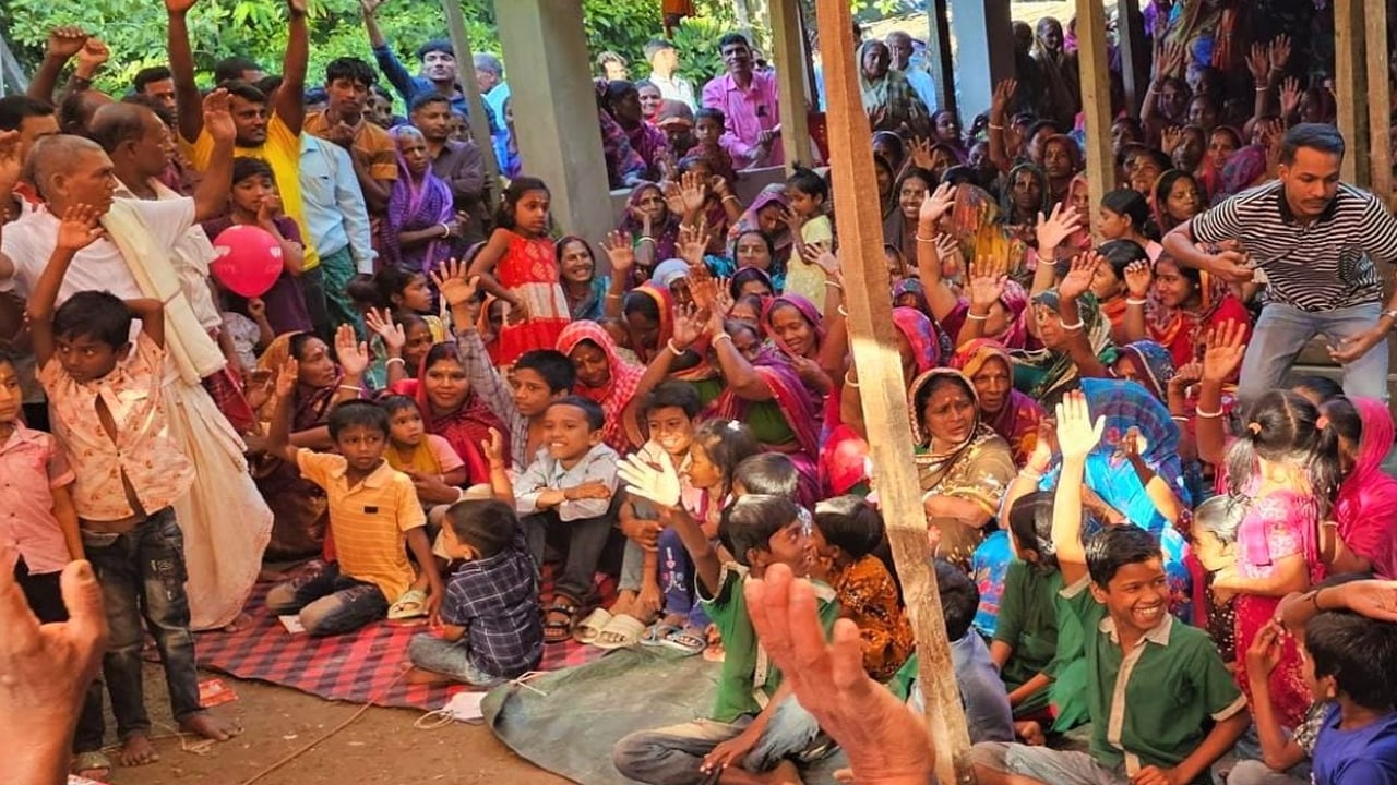 হাত তুলে বিএনপির প্রার্থীকে সমর্থন জানালেন সনাতন ধর্মাবলম্বীরা