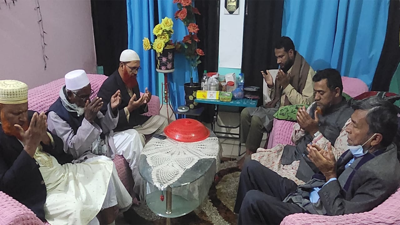 ঠাকুরগাঁও-৩ আসনে অসুস্থ বিএনপি প্রার্থীকে দেখতে যান জামায়াত প্রার্থী