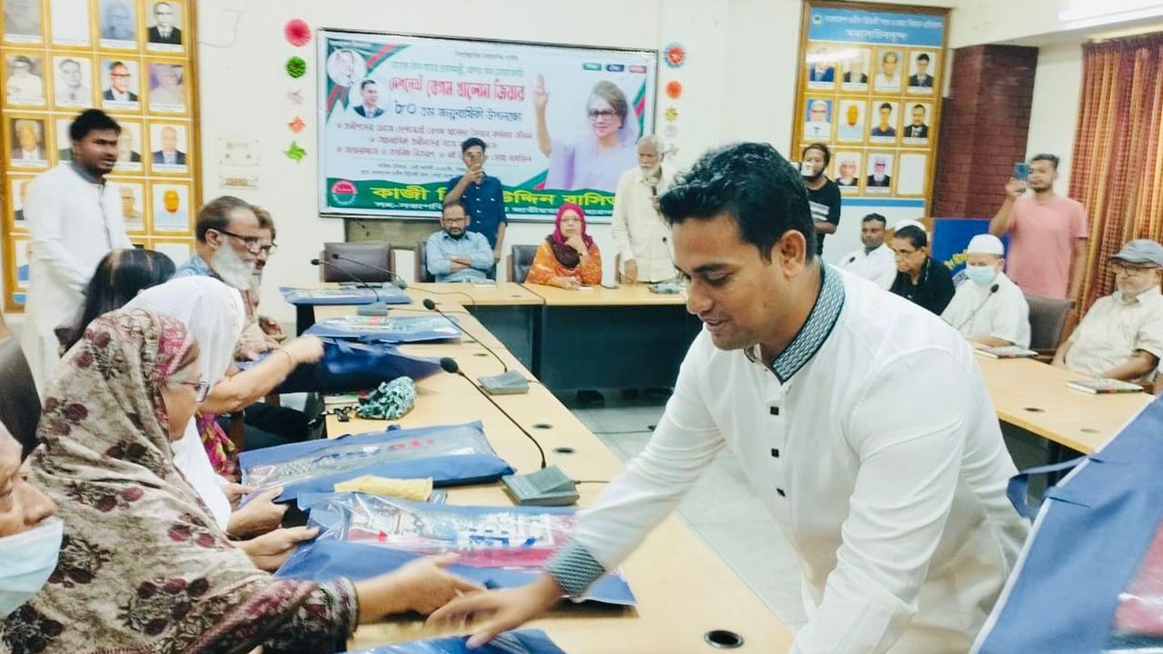 খালেদা জিয়ার জন্মদিনে প্রবীণদের মাঝে উপহার সামগ্রী বিতরণ