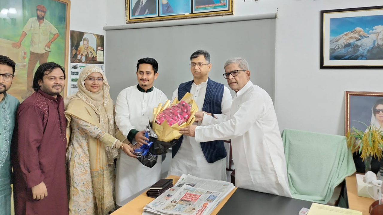 প্রতিষ্ঠাবার্ষিকীতে বিএনপি মহাসচিবকে এনসিপির ফুলেল শুভেচ্ছা