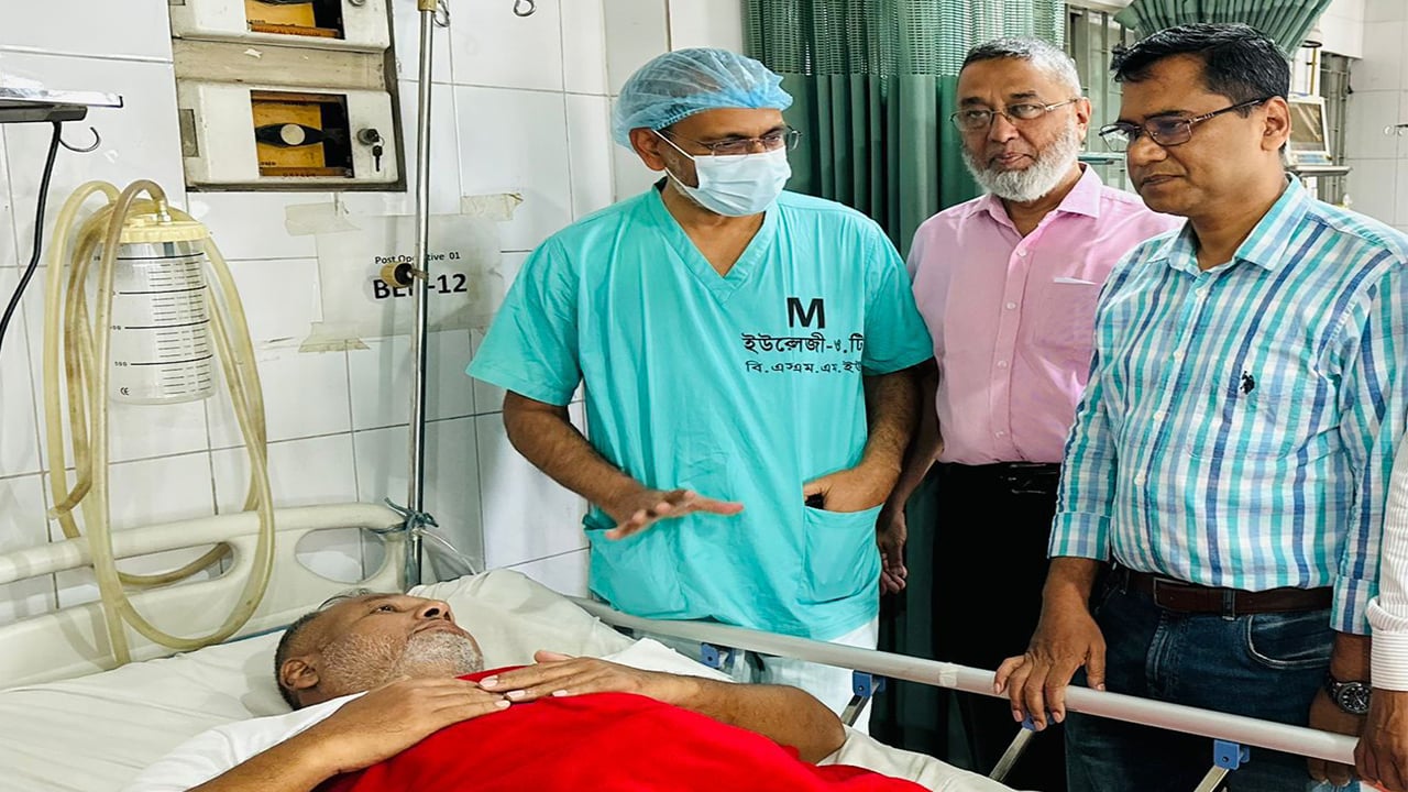 এসএম জিলানীর শরীরে রয়ে যাওয়া 'পিলেট' অপসারণ