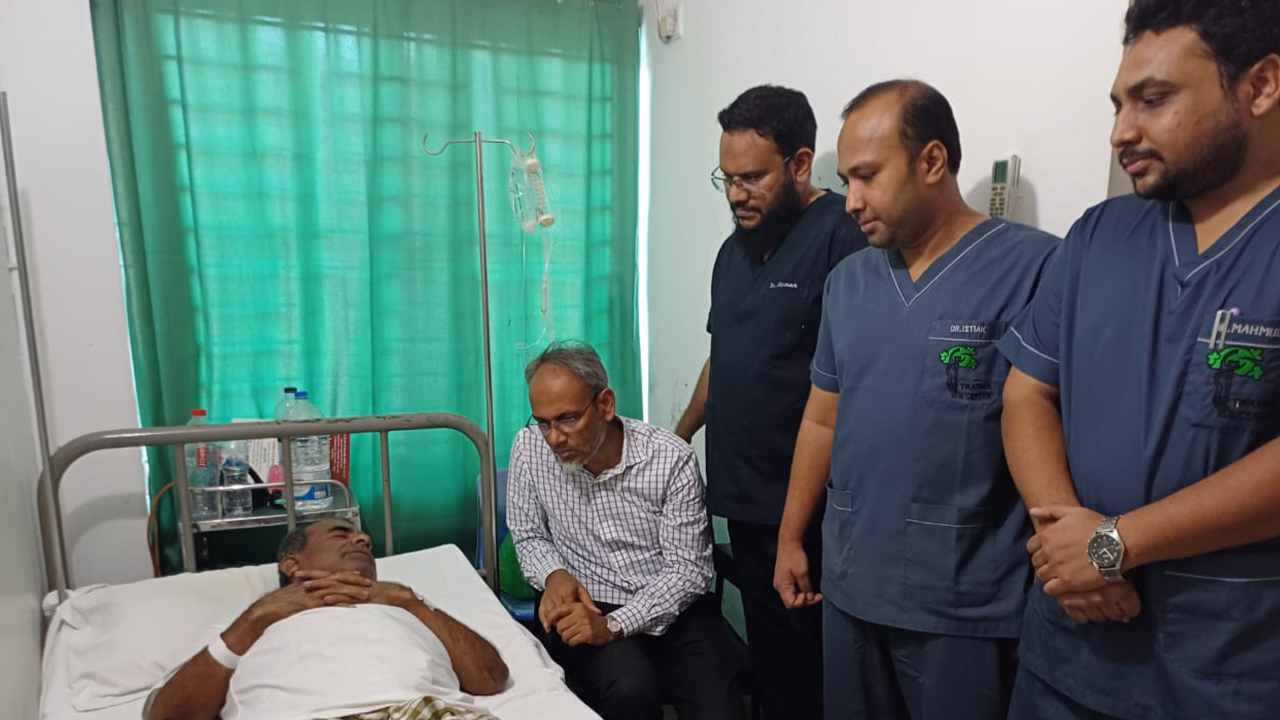 সাংবাদিক নাহিদ নজরুলের শয্যাপাশে বিএনপির স্বাস্থ্য সম্পাদক