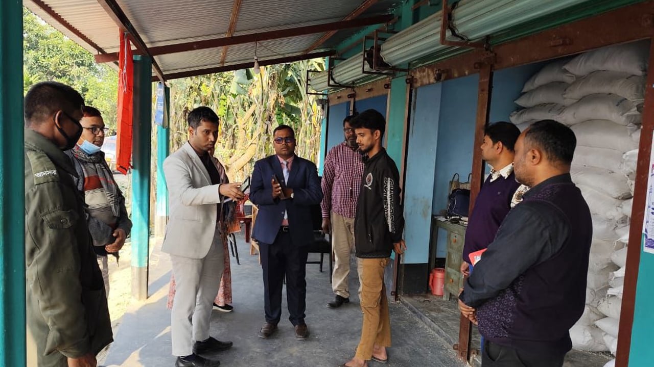 বোচাগঞ্জে দুই সার ব্যবসায়ীকে ৭০ হাজার টাকা জরিমানা