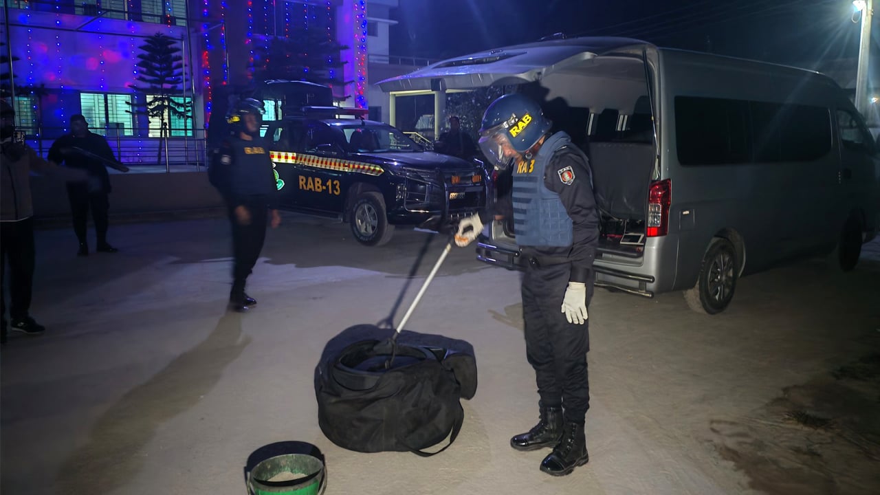 গাইবান্ধায় গ্রামীণ ব্যাংকের সামনে থেকে ৪ ককটেল উদ্ধার