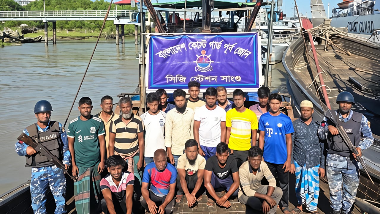 মাঝসাগরে নিষিদ্ধ 'আর্সিনাল' ট্রলিংসহ ১৮ জেলে আটক