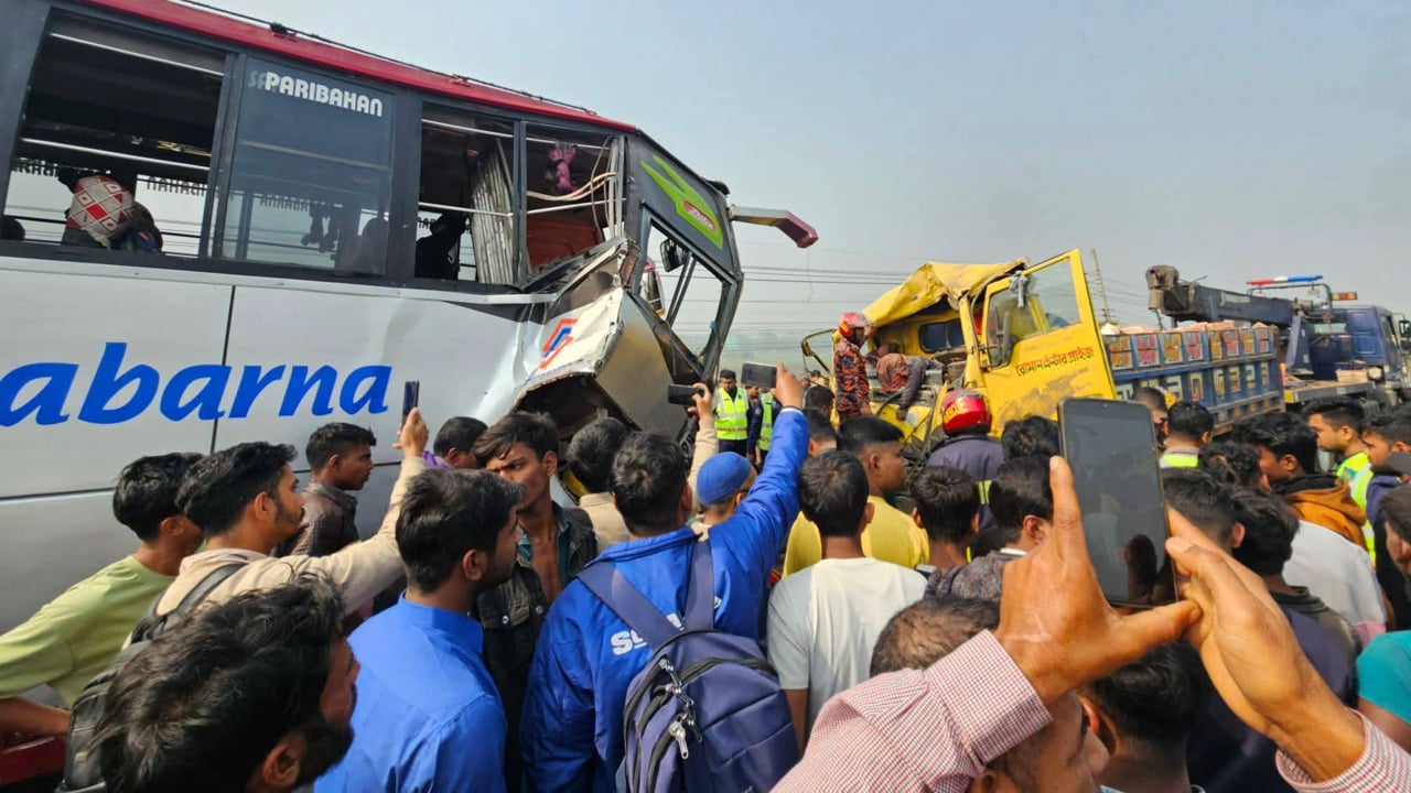 ভাঙ্গায় বাস-ট্রাকের মুখোমুখি সংঘর্ষে নিহত ২