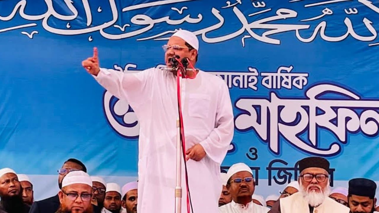 বাংলাদেশের মানুষ নতুন শাড়িতে পুরোনো বউ দেখতে চায় না