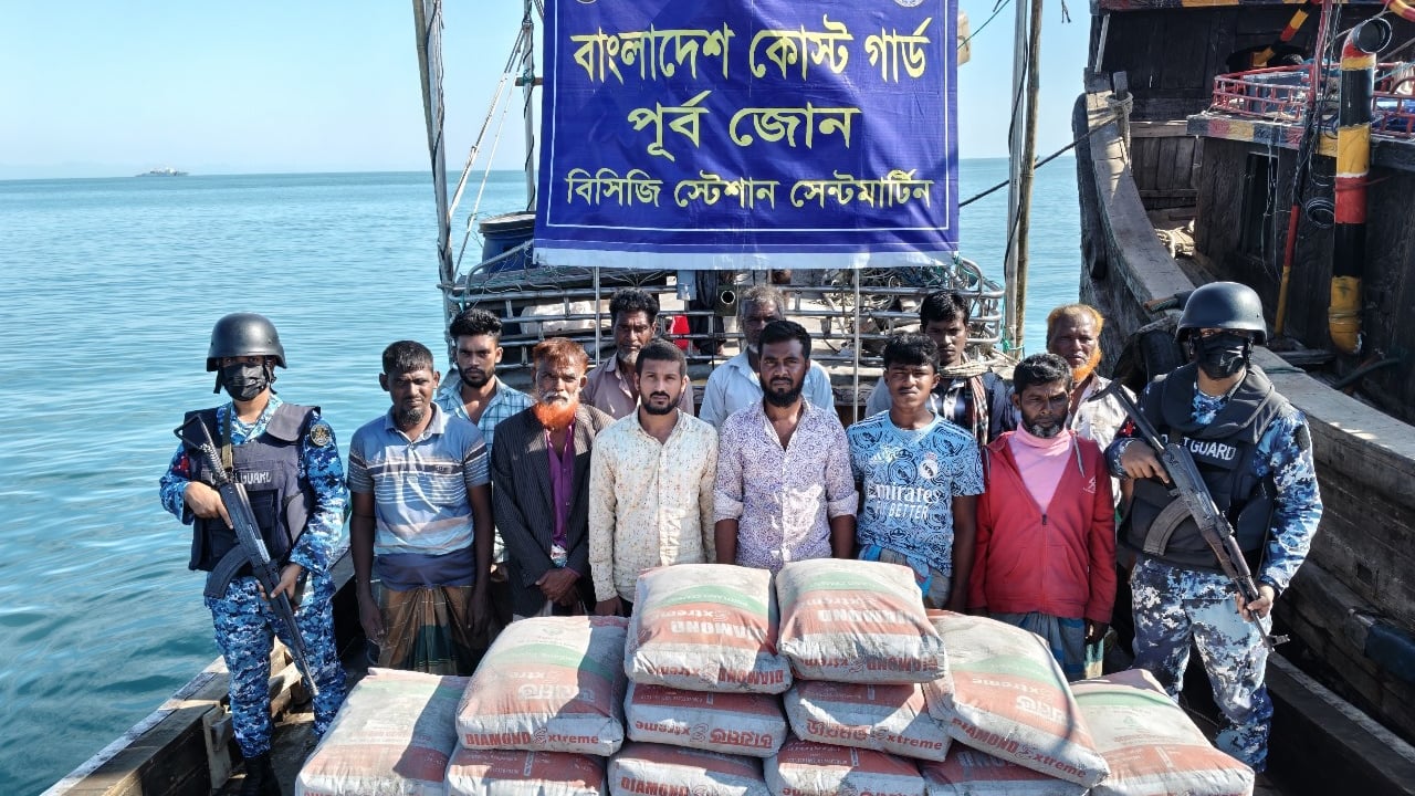 মায়ানমারে পাচারকালে বিপুল পরিমাণ সিমেন্টসহ ১১ জন আটক