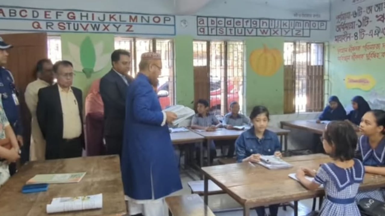 ক্লাস নিয়েই সবাইকে চমকে দিলেন নবাগত জেলা প্রশাসক