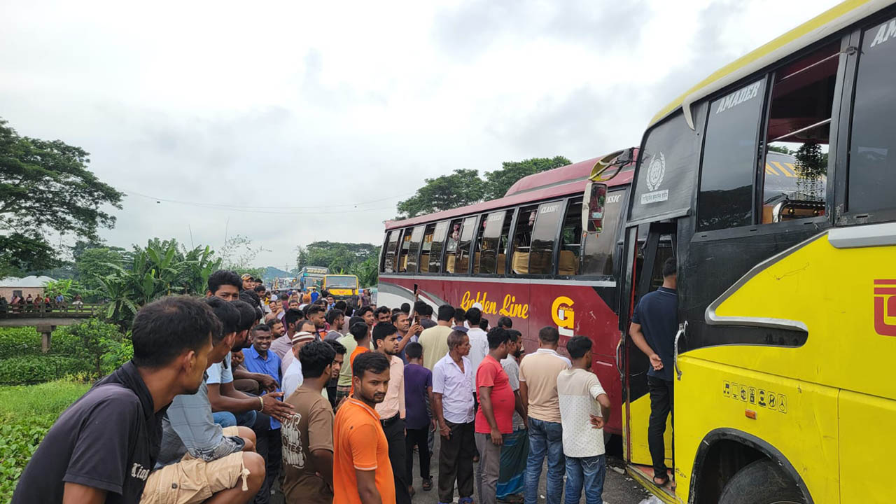 ঢাকা-বরিশাল মহাসড়কে দুই বাসের মুখোমুখি সংঘর্ষে আহত ২০