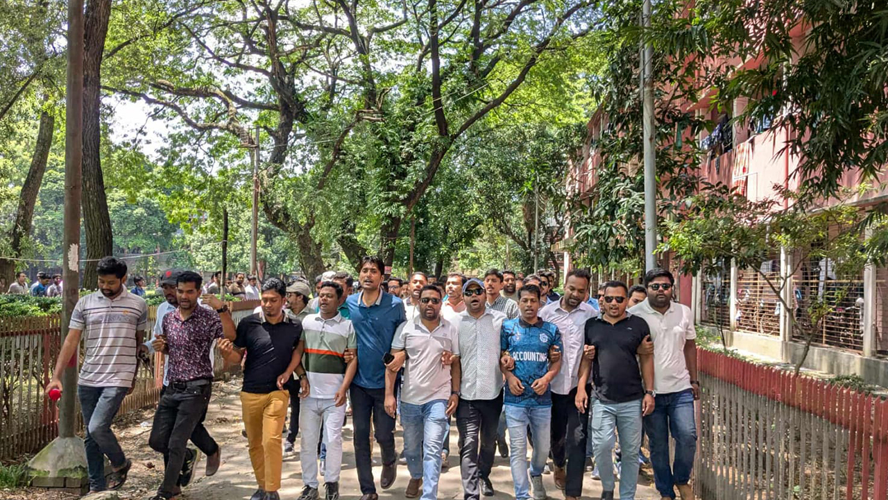 ঢাবিতে ধর্ষণের হুমকির প্রতিবাদে ঢাকা কলেজ ছাত্রদলের বিক্ষোভ