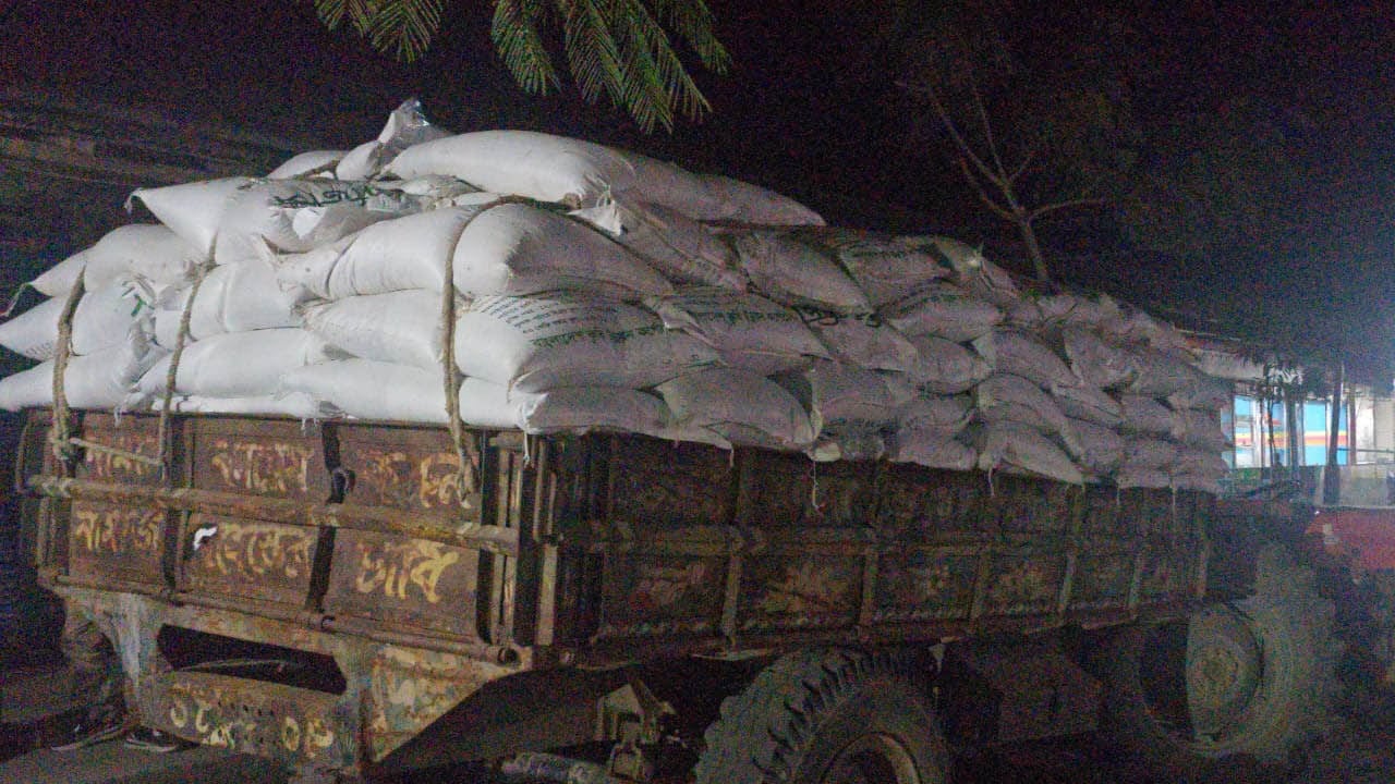 ধামইরহাটে ১৬০ বস্তা সার বোঝাই ট্রাক্টর জব্দ