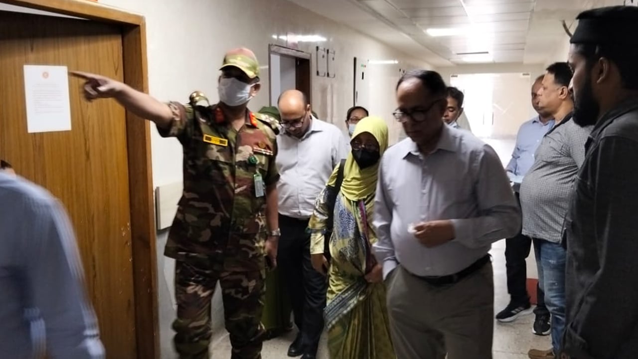 নুরকে দেখতে ঢামেক হাসপাতালে স্বাস্থ্য উপদেষ্টা