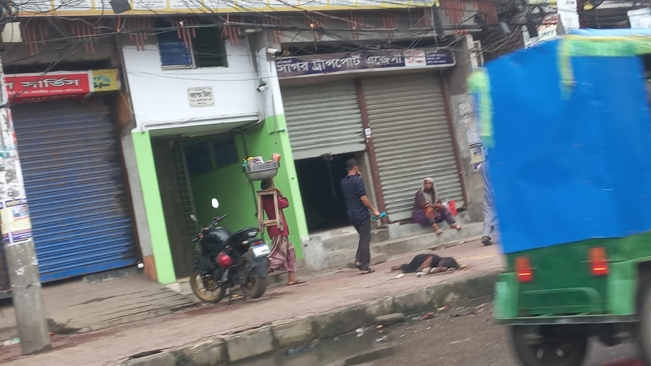 ঢাকা মেডিকেলের অদূরে রাস্তায় পড়ে রয়েছেন এক নারী