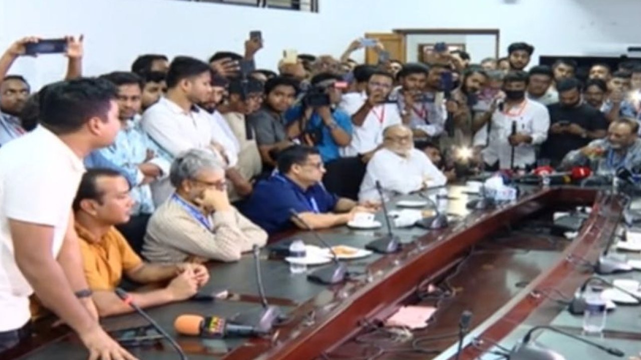 ঢাবি ভিসির সঙ্গে উত্তপ্ত বাকবিতণ্ডায় ছাত্রদল