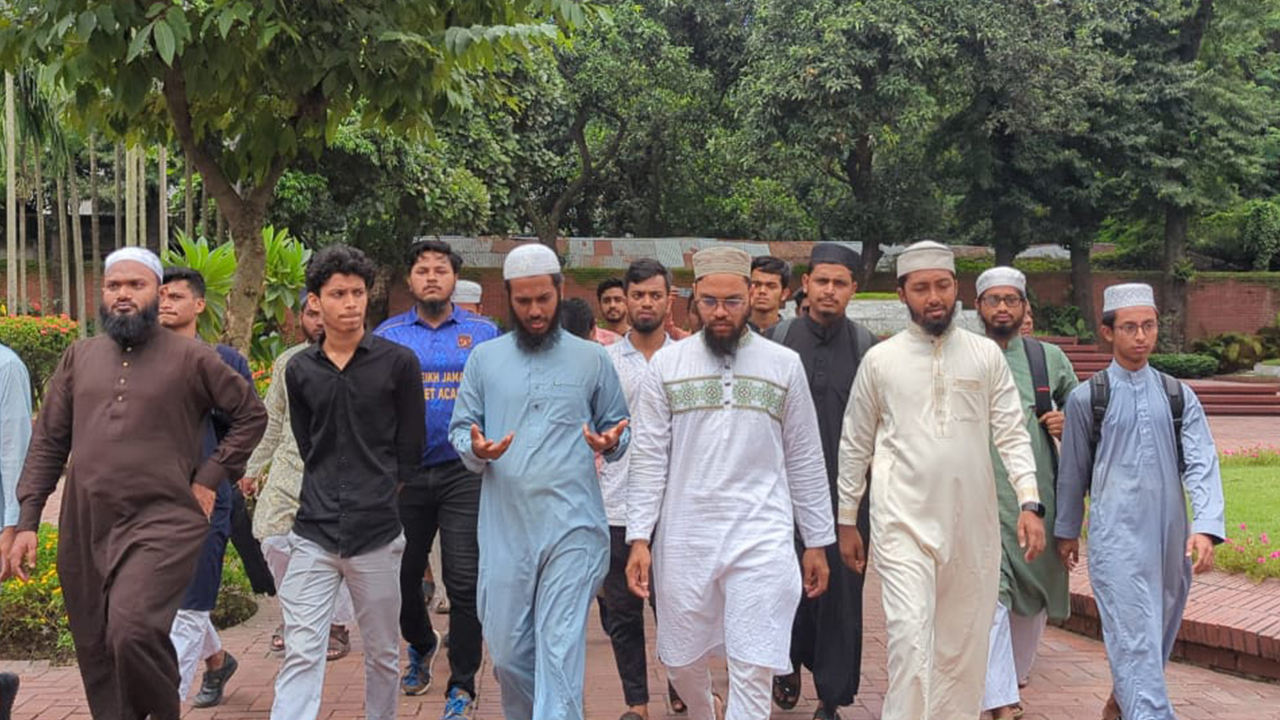 নজরুলের কবর জিয়ারত করে ‘সচেতন শিক্ষার্থী সংসদ’র প্রচারণা শুরু