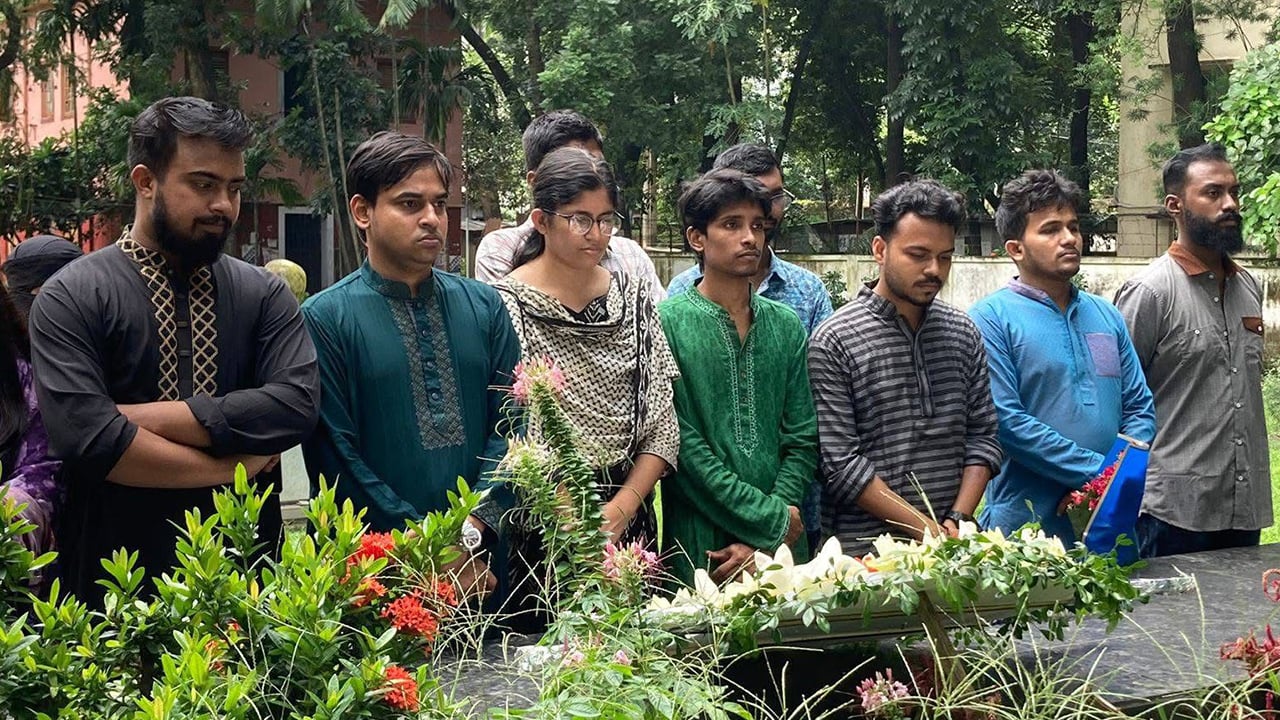জুলাই স্মৃতিস্তম্ভে পুষ্প অর্পণে প্রচারণা শুরু উমামার প্যানেলের