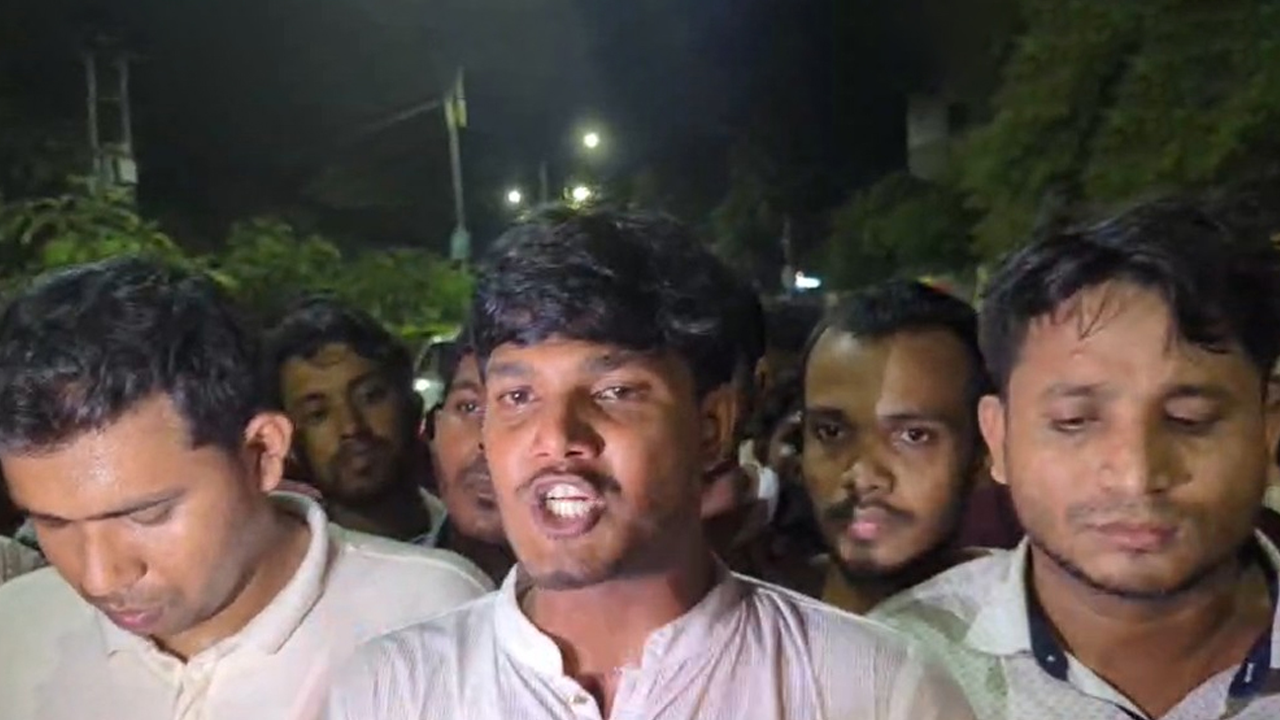 ছাত্রদলের ‘চোর,চোর’ স্লোগান, টিএসসিতে উত্তেজনা