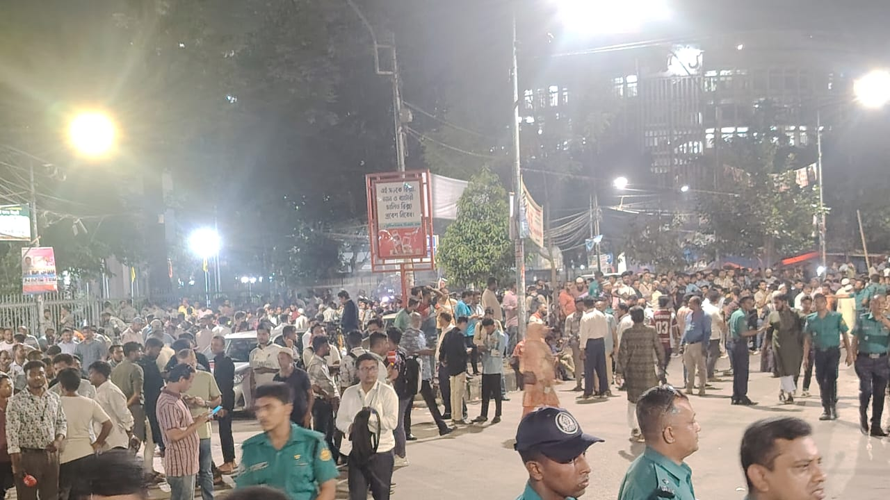 ভেতরে ভোট গণনা, বাইরে বিএনপি-জামায়াতের উপস্থিতি ঘিরে উত্তেজনা