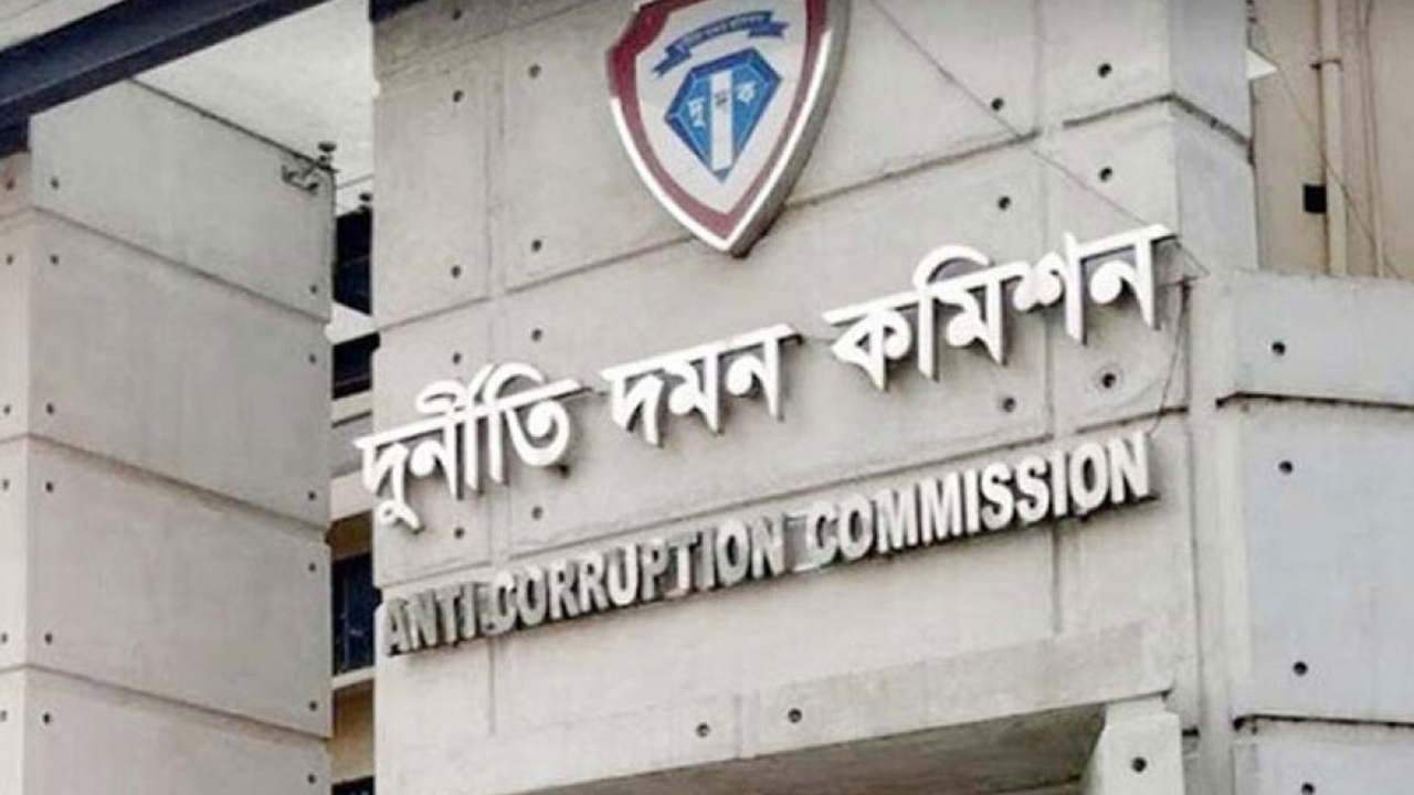 ইসলামী ব্যাংকের কর্মকর্তাসহ ৫ জনের বিরুদ্ধে দুদকের ৪ মামলা