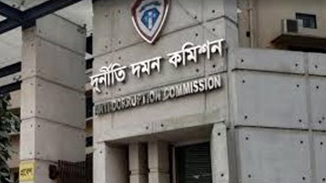 সচিব পদের ১২ কর্মকর্তাকে দুদকে তলব