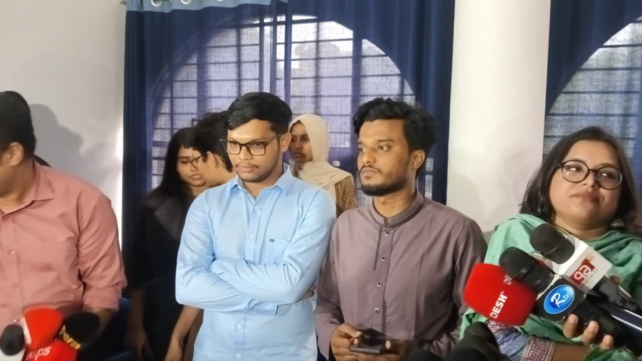 ভোটকেন্দ্র ও আচরণবিধিতে অনিয়ম, ইসি কার্যকর কোনো ব্যবস্থা নিচ্ছে না