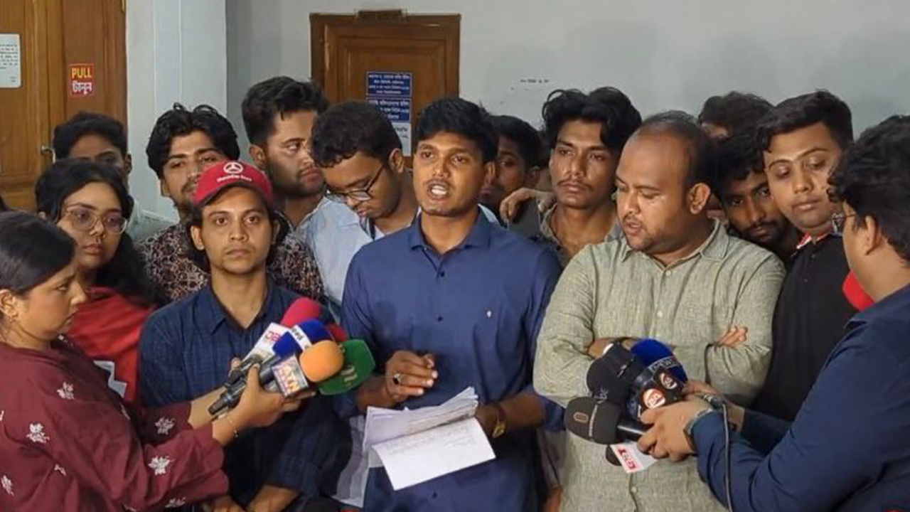 ভোটকেন্দ্র বাড়ানোর দাবিতে ছাত্রদল প্যানেলের স্মারকলিপি