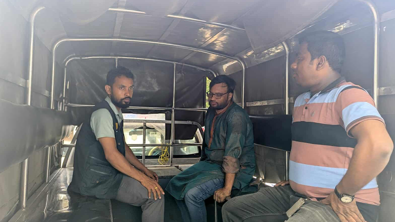 ঠিকাদারির টাকা নিতে এসে ঢাবিতে ছাত্রলীগ নেতা আটক