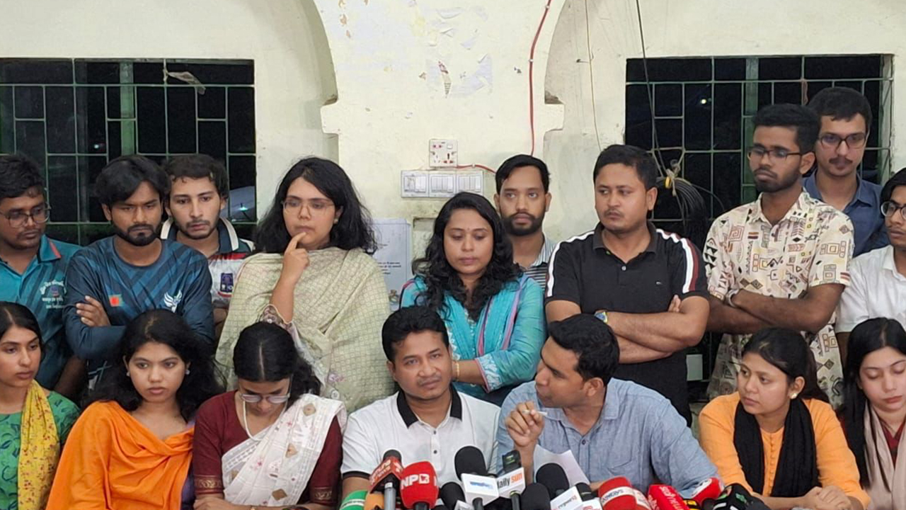 ফজিলাতুন্নেছা মুজিব হলে মনোনয়ন ফরম সংগ্রহে বাধা, ছাত্রদলের প্রতিবাদ