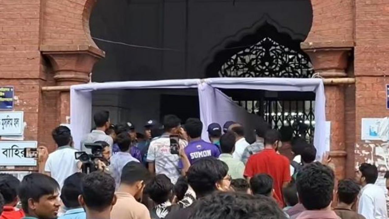 কার্জন হলে ১৫ মিনিট স্ক্রিন অচল, শিক্ষার্থীদের বিক্ষোভ