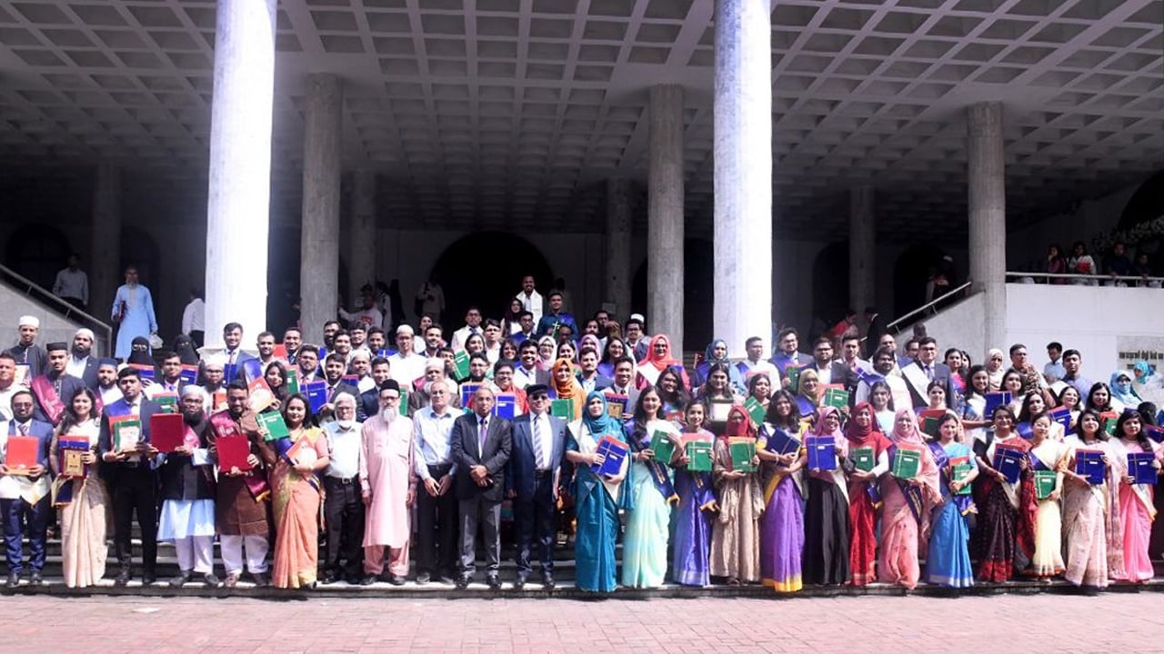 ডিনস অ্যাওয়ার্ড পেলেন ঢাবির ১৫৬ শিক্ষার্থী ও ১০ শিক্ষক