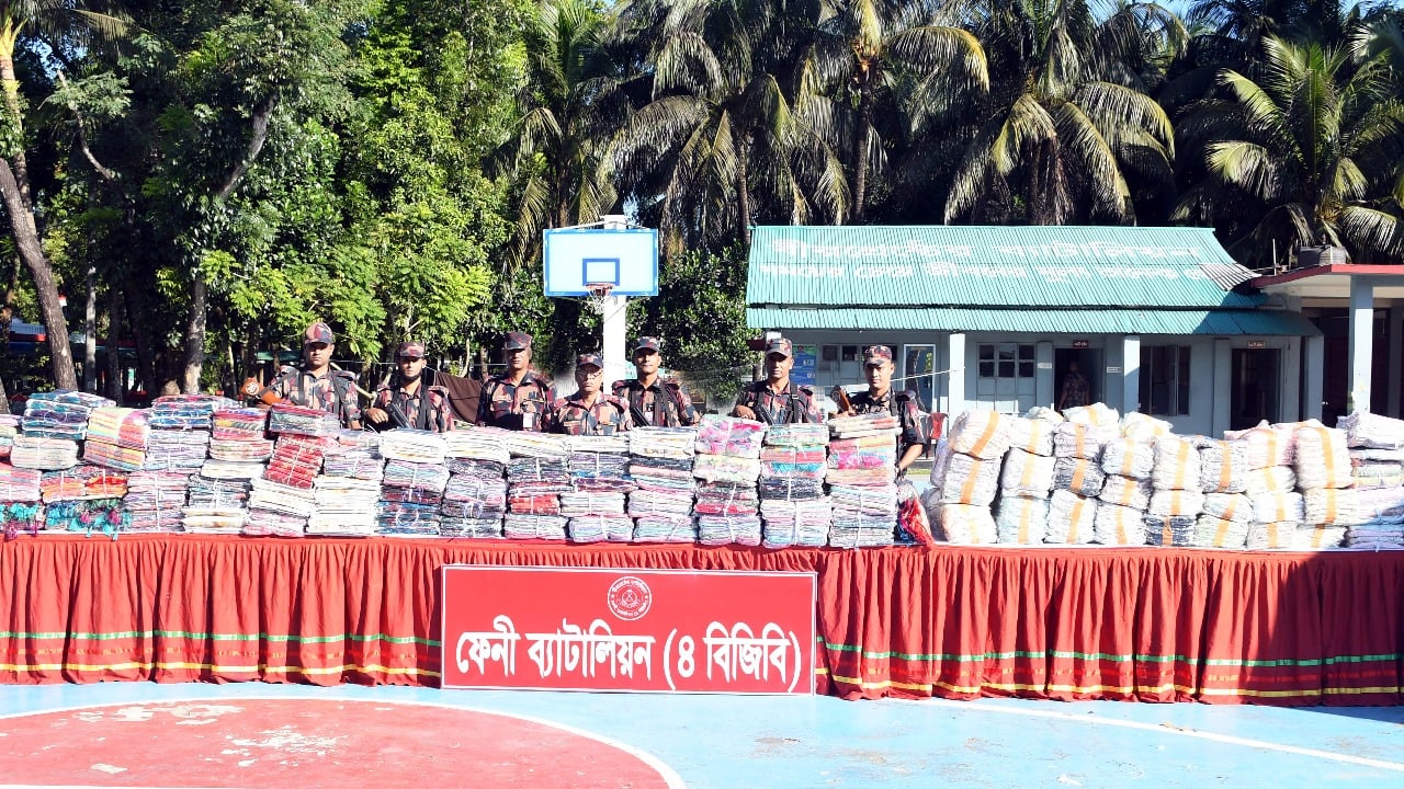 ফেনী সীমান্তে কোটি টাকার ভারতীয় মালামাল জব্দ