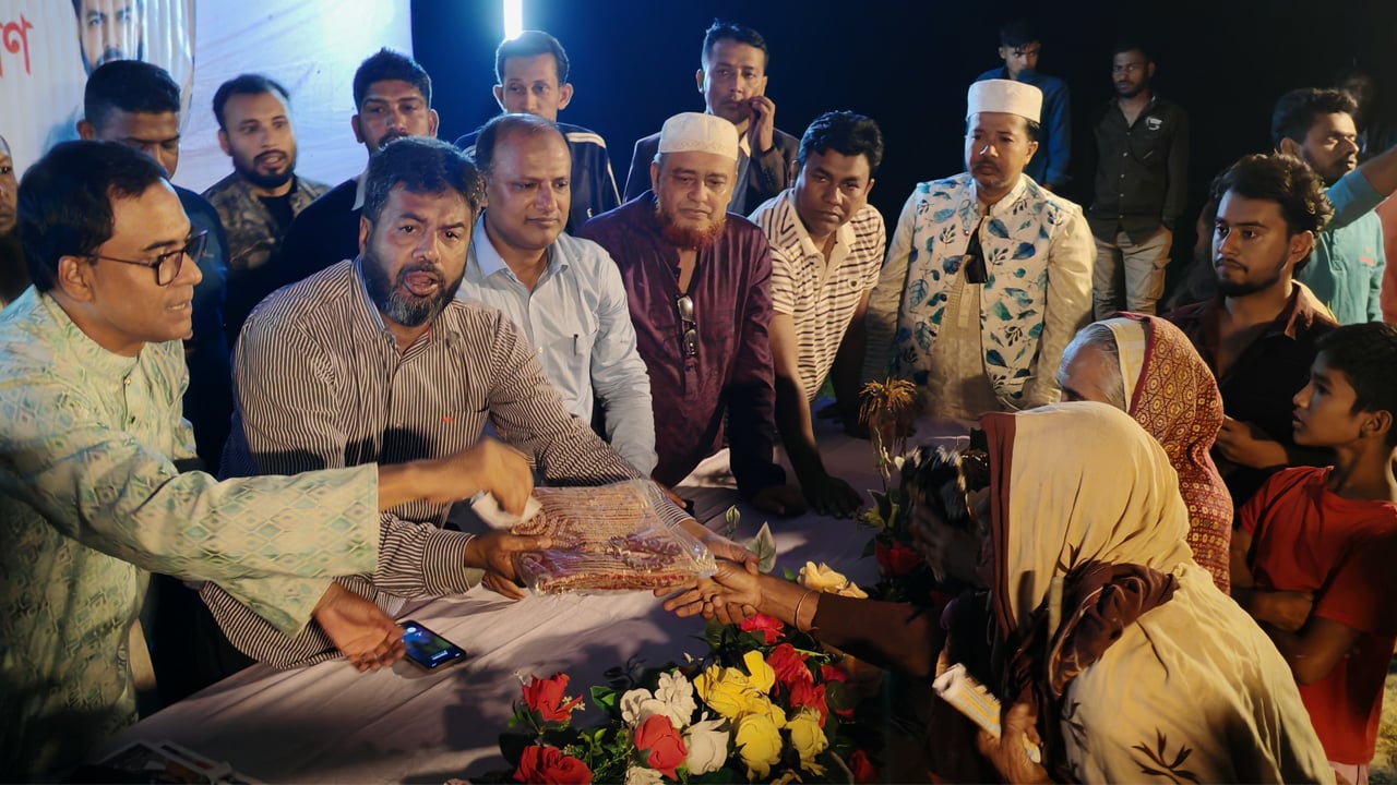 তারেক জিয়ার জন্মদিনে অসহায় নারী-পুরুষকে বিএনপি নেতার উপহার