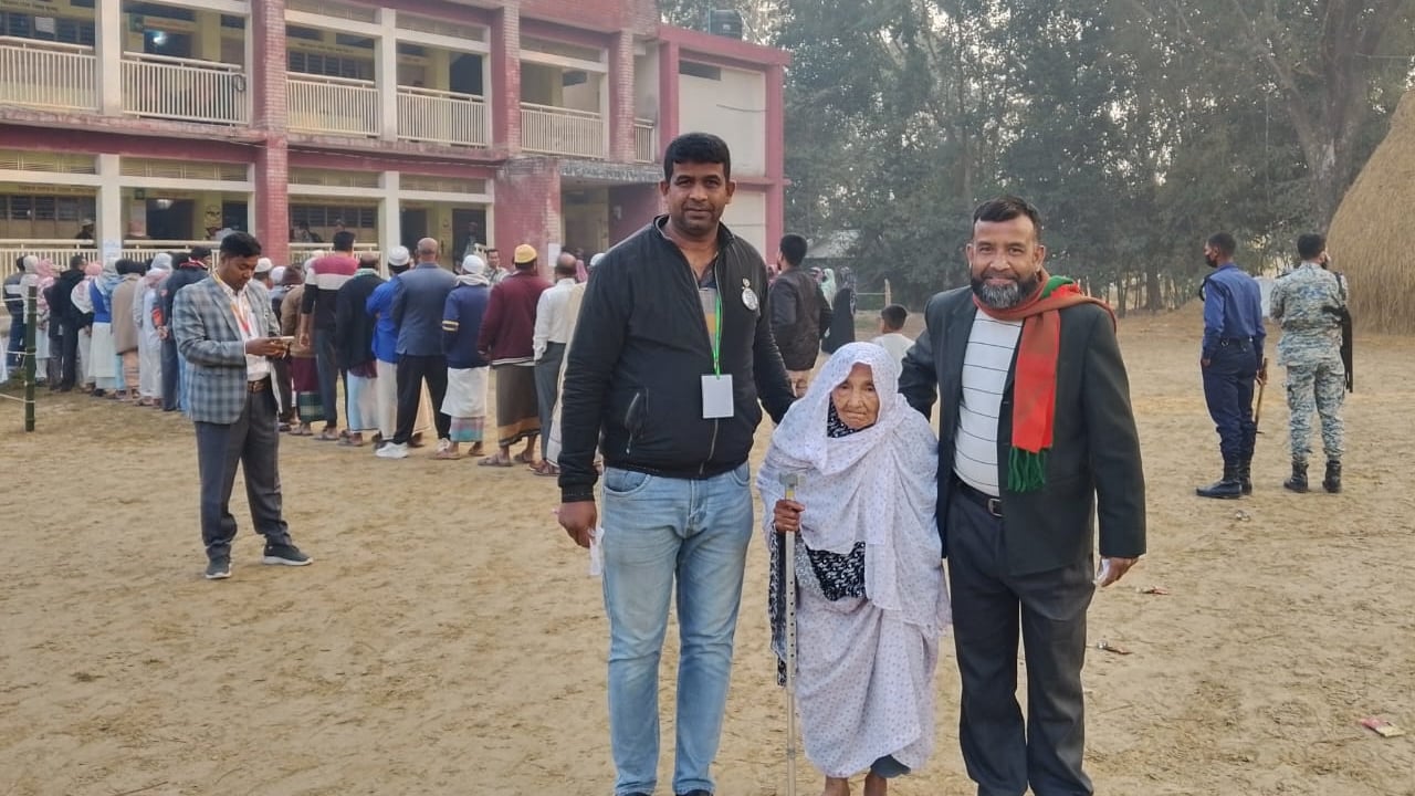 ফেনীতে উৎসবমুখর পরিবেশে ভোট গ্রহণ শুরু