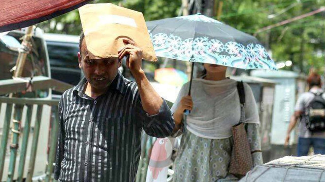 ভ্যাপসা গরমে ছটফট করছে সারাদেশের মানুষ