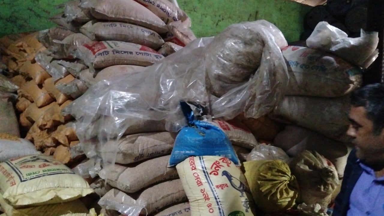 মেয়াদোত্তীর্ণ খেজুর-ডাল জব্দ, ৫০ হাজার টাকা জরিমানা