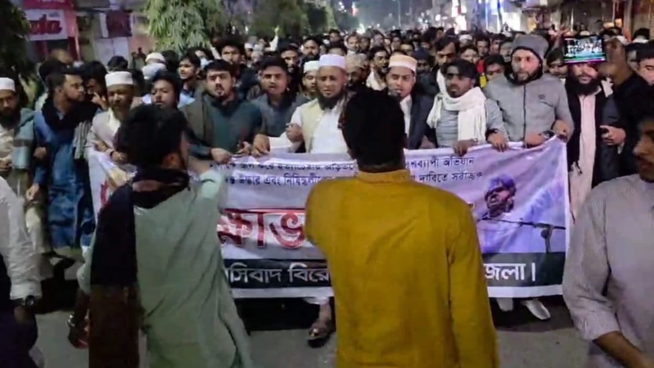 ওসমান হাদির মৃত্যুর খবরে ফেনীতে বিক্ষোভ