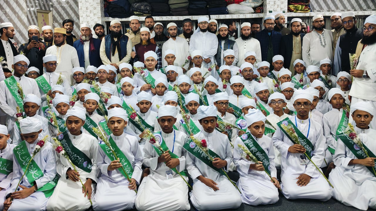 লক্ষ্মীপুরে পাগড়ি পেলেন ৬৫ কোরআনে হাফেজ