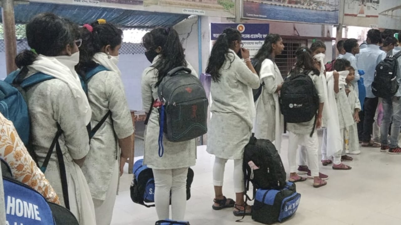 ভারতে কারাভোগ শেষে দেশে ফিরল পাচার হওয়া ৩০ কিশোর-কিশোরী