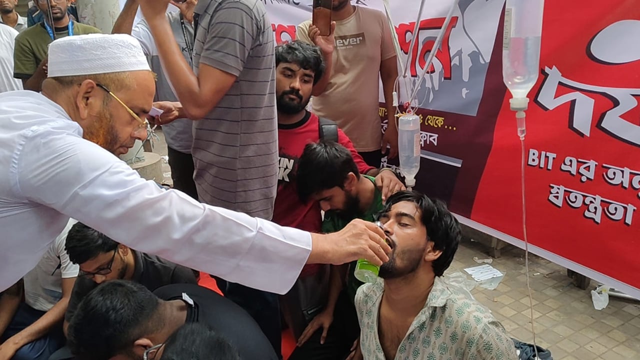 ৭৬ ঘন্টা পর অনশন ভাঙলেন ইঞ্জিনিয়ারিং কলেজ শিক্ষার্থীরা