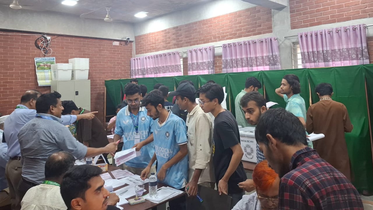 বিকেল সাড়ে ৪টা পর্যন্ত বিভিন্ন হলে ভোট পড়েছে ৫৫ থেকে ৭২ শতাংশ