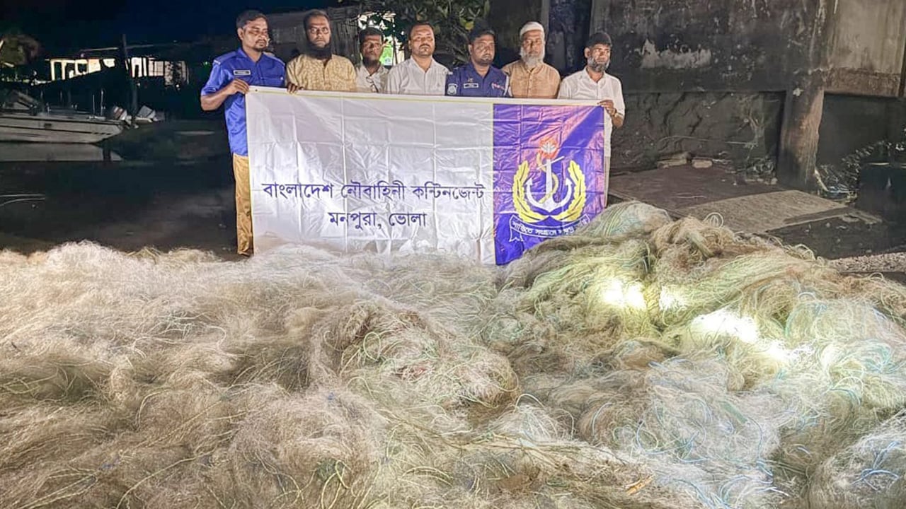নৌবাহিনীর যৌথ অভিযানে কোটি টাকার অবৈধ জাল জব্দ
