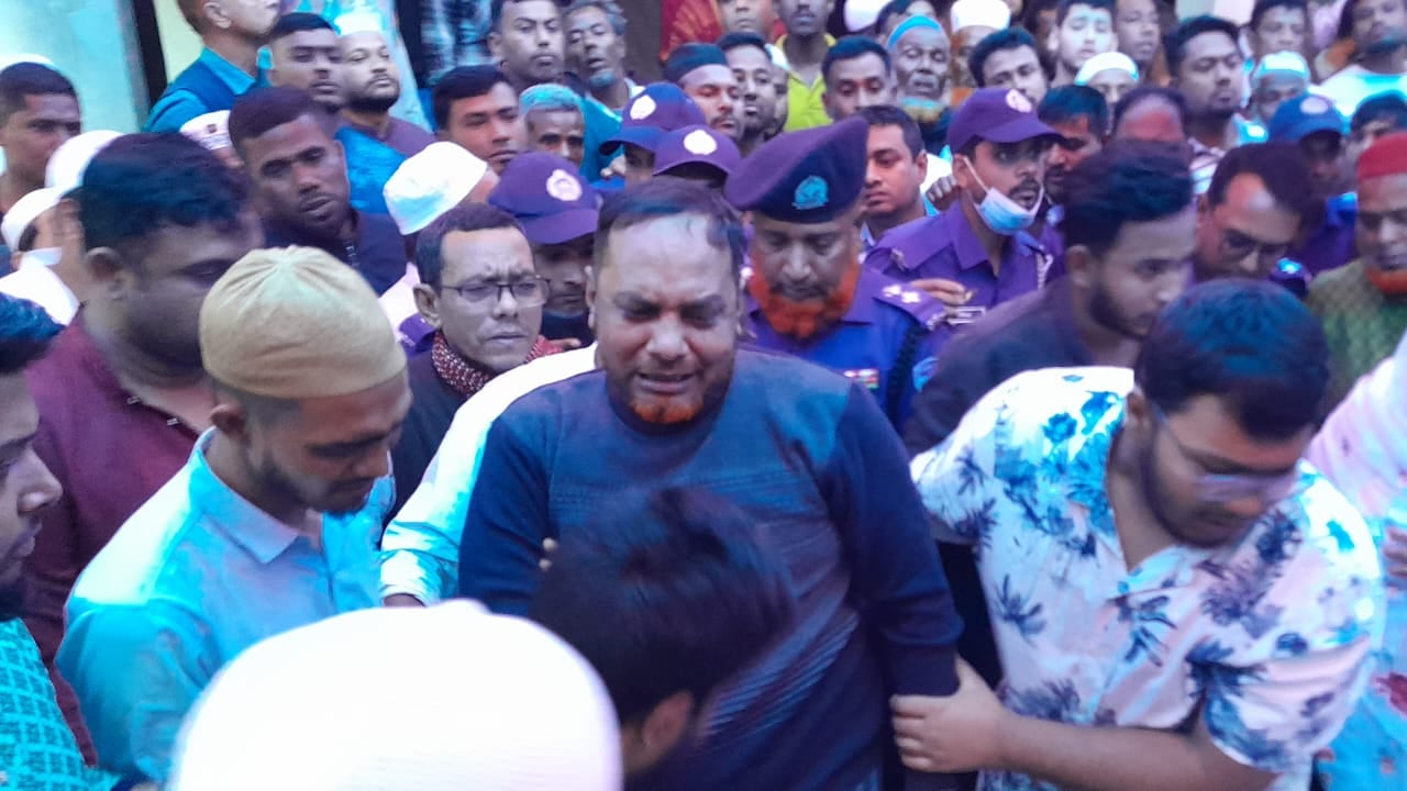 প্যারোলে মুক্তি পেয়ে ভাইয়ের জানাজায় আওয়ামী নেতা