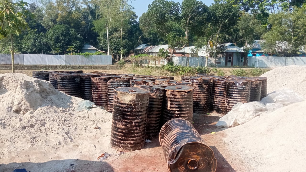 অস্ত্রের মুখে নির্মাণাধীন রাস্তার ২২ ড্রাম বিটুমিন ডাকাতি