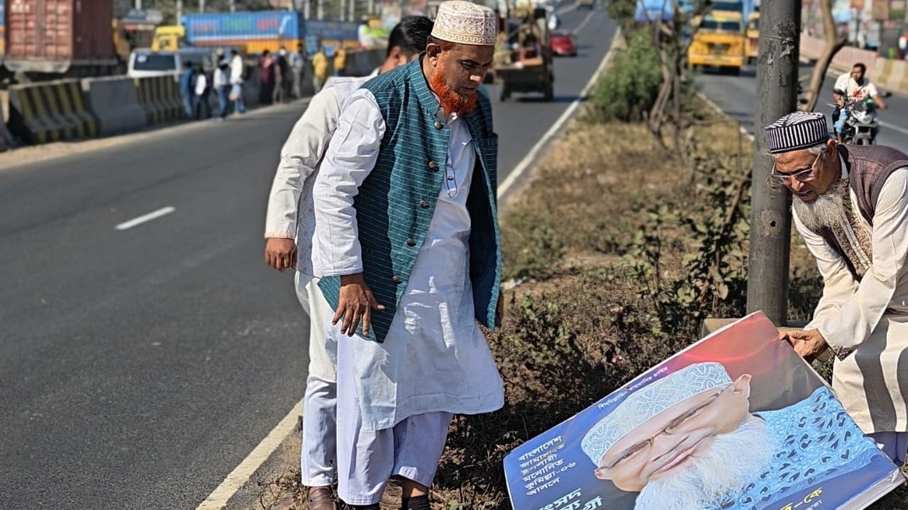 নিজ দায়িত্বে পোস্টার-ব্যানার অপসারণ করলেন জামায়াত প্রার্থী